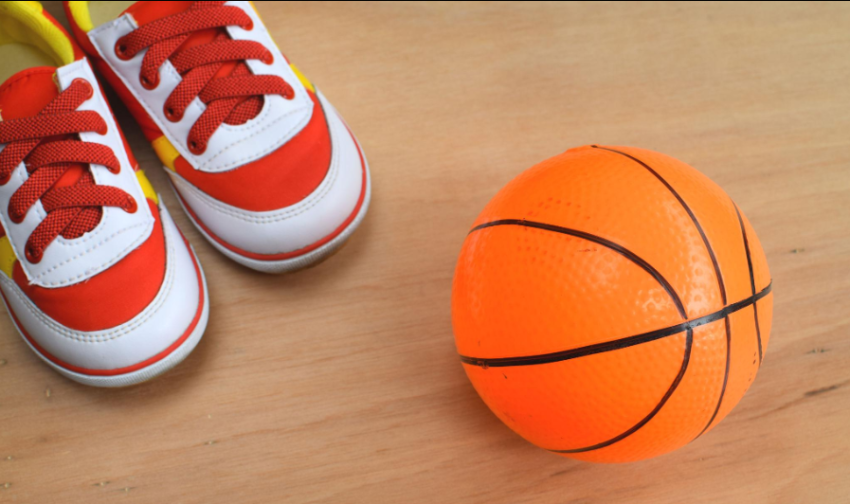 sepatu olahraga dan bola basket ukuran anak anak
