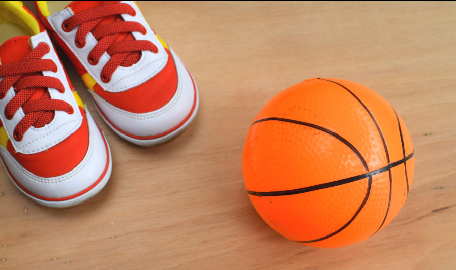 sepatu olahraga dan bola basket ukuran anak anak